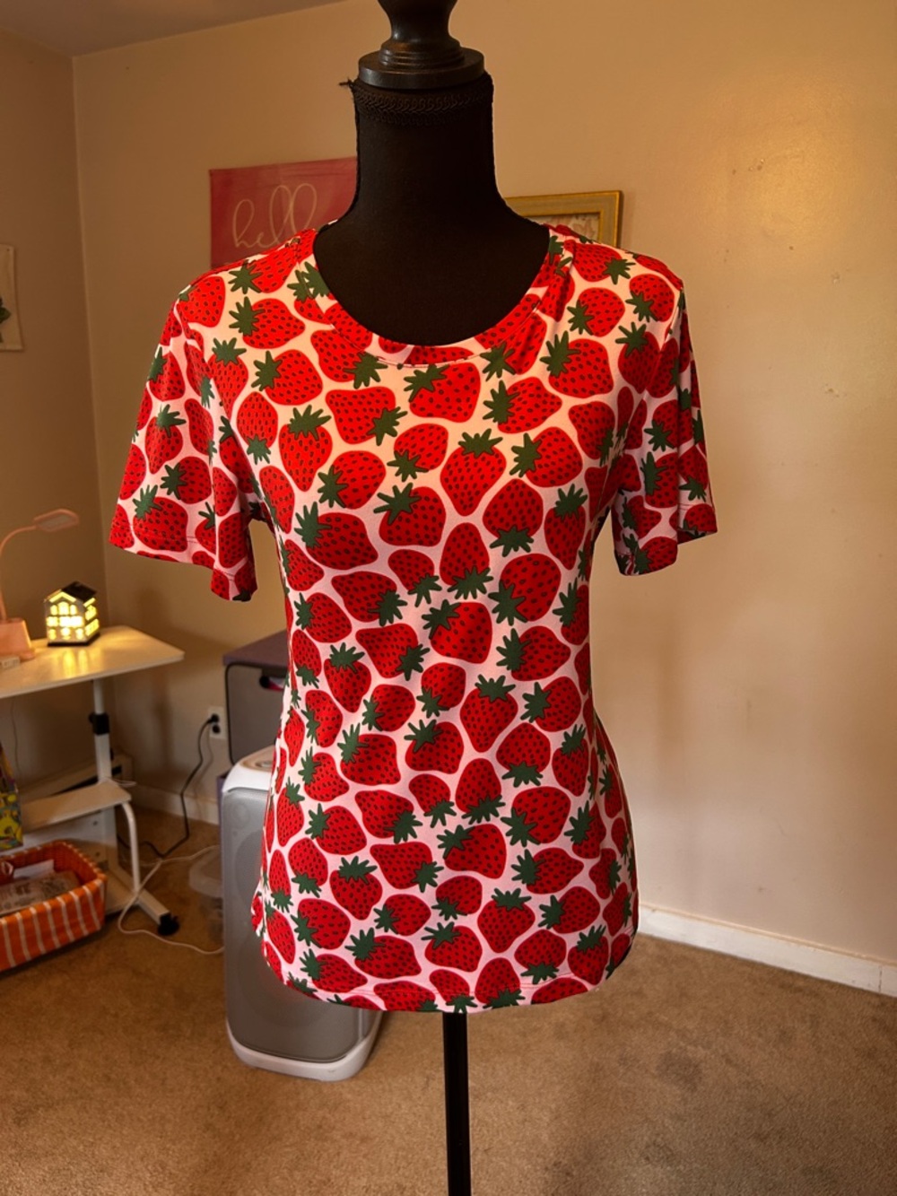 Women’s Lesley Evers M Strawberry Print Short Sleeve Top